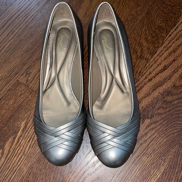 Kim Rogers “Wynne” silvery bronze shoes with slight wedge heels - Picture 1 of 13